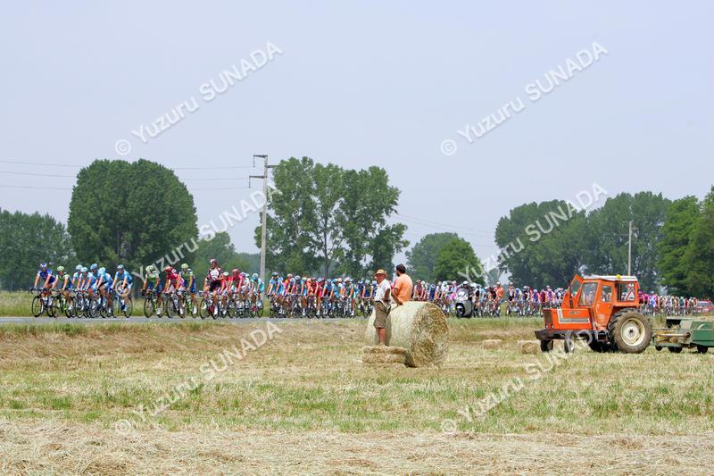 Peloton with farmers002p.jpg